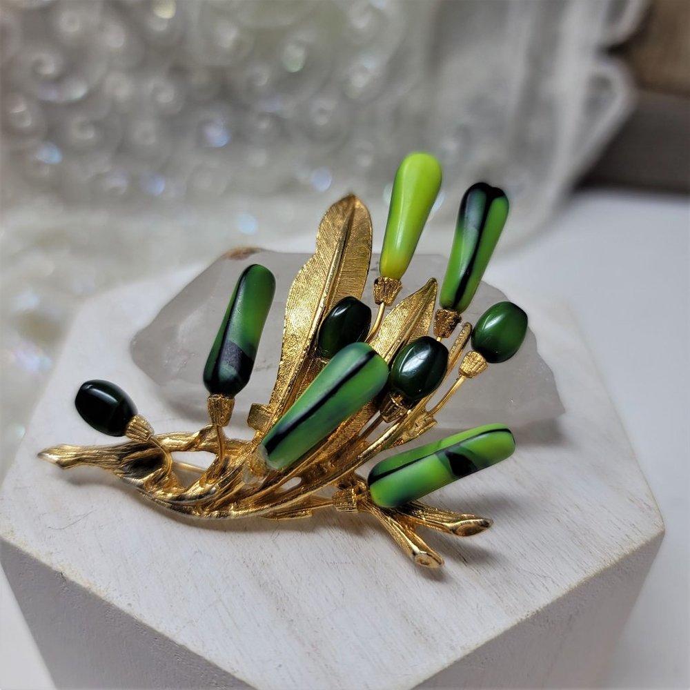 Signed ART Vintage Brooch Pin Green & Goldtone